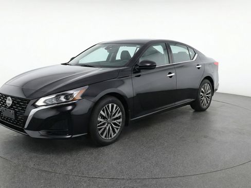 Used 2025 Nissan Altima 2.5 SV FWD image 3