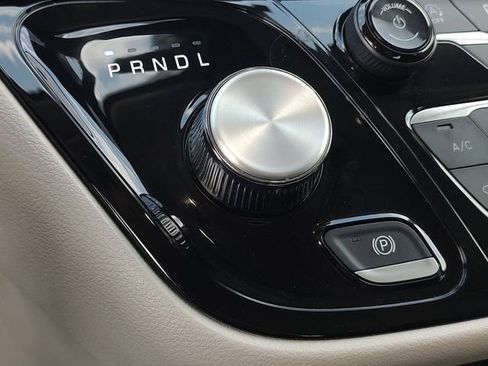 Certified 2024 Chrysler Pacifica Touring-L image 18