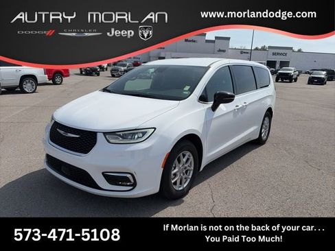 Used 2025 Chrysler Pacifica Select image 1