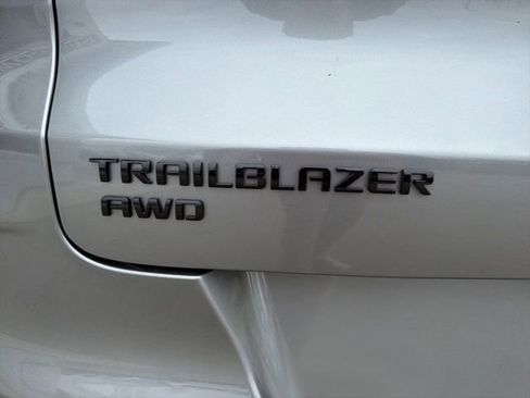 Used 2025 Chevrolet TrailBlazer RS w/ Convenience Package AWD/4WD image 11
