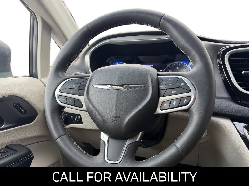 Used 2023 Chrysler Pacifica Touring-L FWD image 13