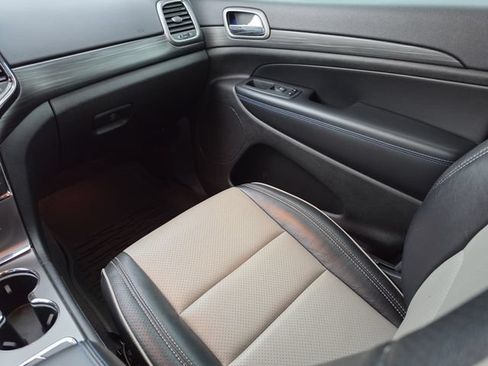 Used 2019 Jeep Grand Cherokee Laredo AWD/4WD image 27