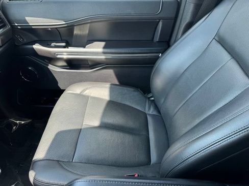 Used 2018 Ford Expedition XLT w/ Equipment Group 202A AWD/4WD image 28
