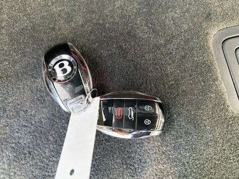 Used 2023 Bentley Bentayga Extended Wheelbase AWD/4WD image 29