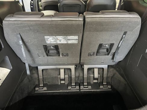 Used 2026 Kia Carnival FWD image 32
