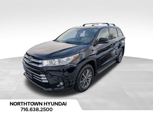 Used 2019 Toyota Highlander XLE image 3