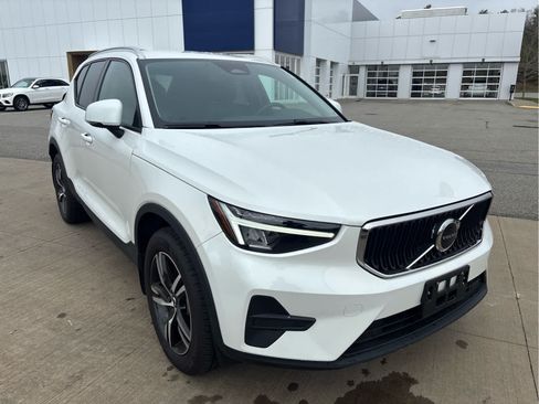 Used 2023 Volvo XC40 B5 Core w/ Convenience Package AWD/4WD image 3