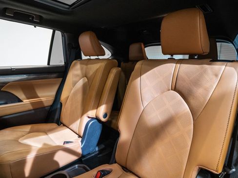 Certified 2021 Toyota Highlander Platinum image 33