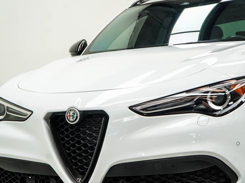 Used 2023 Alfa Romeo Stelvio Veloce image 2