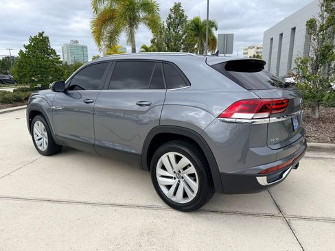 Used 2022 Volkswagen Atlas Cross Sport SE image 2