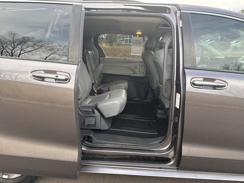 Used 2021 Toyota Sienna XLE image 26