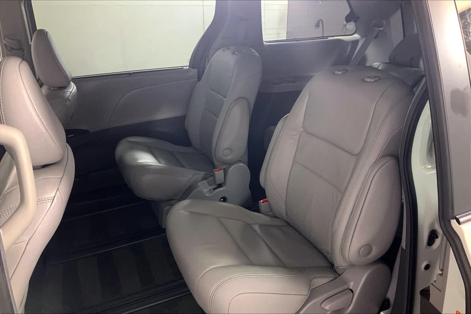 Used 2018 Toyota Sienna XLE Premium w/ Outdoor Package AWD/4WD image 21