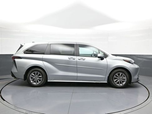 Certified 2024 Toyota Sienna XLE AWD/4WD image 5
