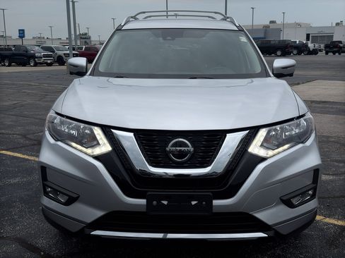 Used 2019 Nissan Rogue SV w/ Premium Package FWD image 3