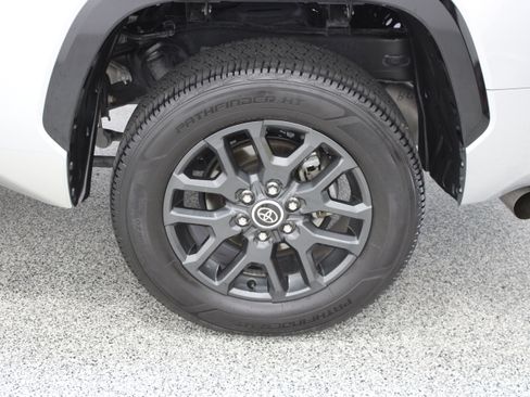 Used 2022 Toyota Tundra Platinum AWD/4WD image 11