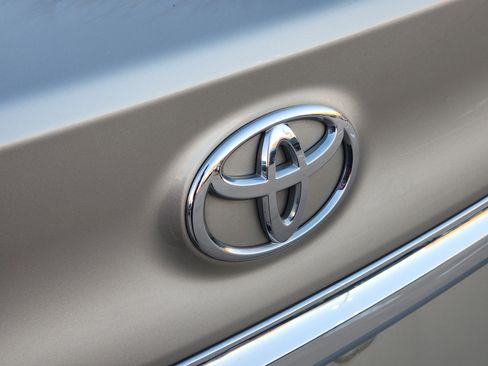 Used 2015 Toyota Camry LE image 12