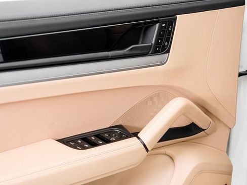 Used 2025 Porsche Cayenne image 5