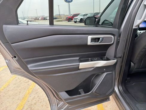 Used 2021 Ford Explorer XLT image 16