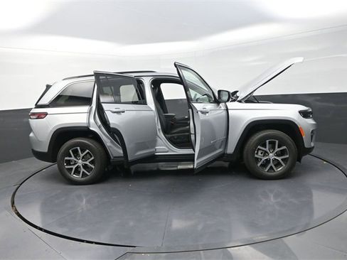 New 2025 Jeep Grand Cherokee Limited image 32