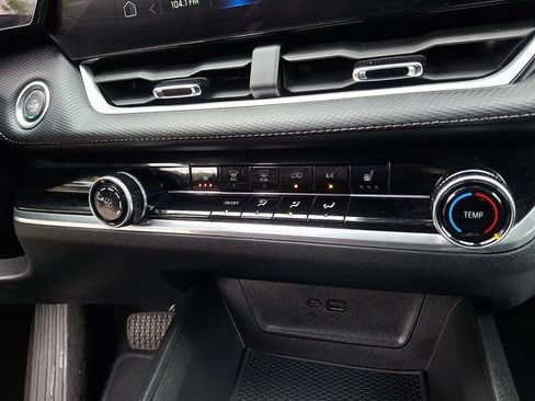 Used 2025 Chevrolet Equinox LT FWD image 11