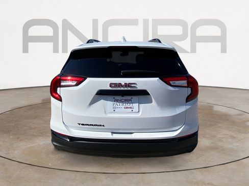 Used 2024 GMC Terrain SLE w/ Driver Convenience Package image 9