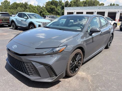 Used 2025 Toyota Camry SE FWD image 3