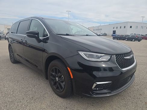 Used 2024 Chrysler Pacifica Touring-L FWD image 2
