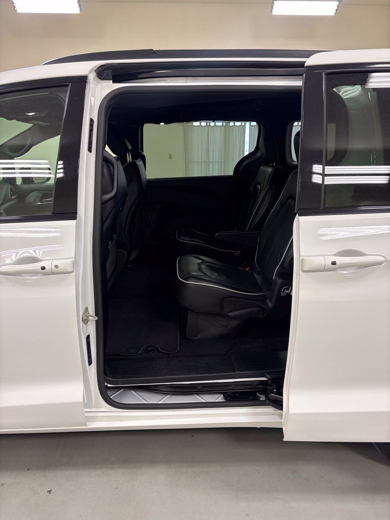 Used 2025 Chrysler Pacifica Limited FWD image 19