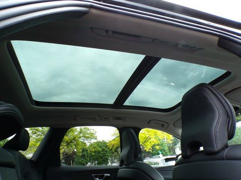 Used 2020 Volvo XC60 T6 Momentum w/ Protection Package AWD/4WD image 19