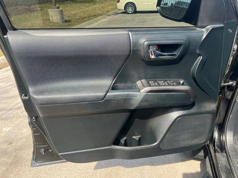 Used 2017 Toyota Tacoma TRD Sport image 16