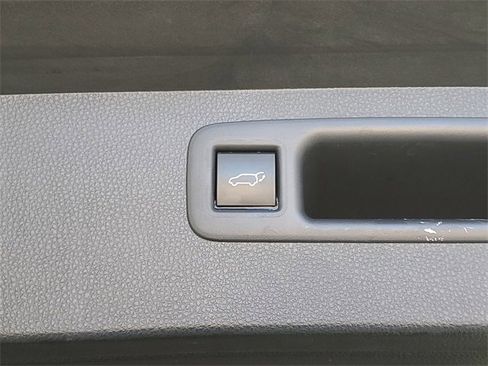 Used 2021 Toyota Highlander XLE image 12