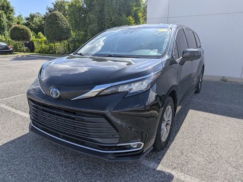 Used 2023 Toyota Sienna XLE FWD image 2