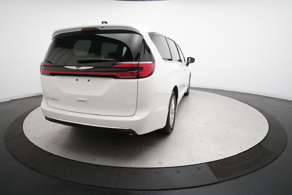 Used 2025 Chrysler Pacifica Select FWD image 13