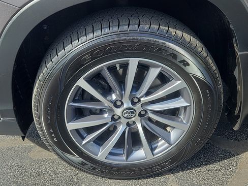 Used 2017 Toyota Highlander XLE w/ Carpet Mat Package AWD/4WD image 4