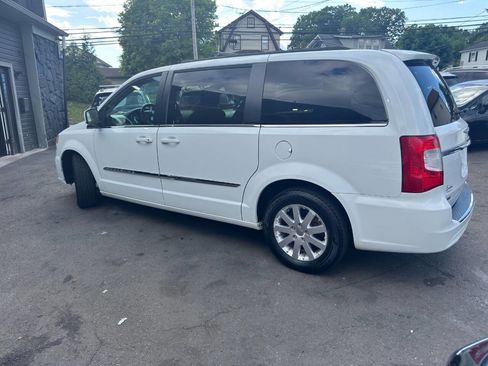 Used 2016 Chrysler Town & Country Touring FWD image 4