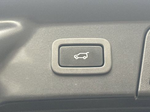 Used 2019 Land Rover Range Rover Velar S image 19