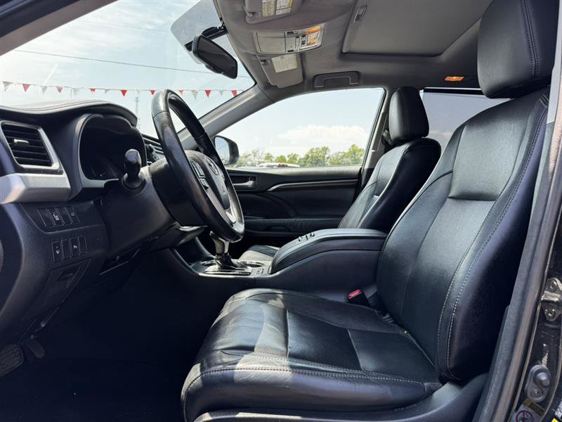 Used 2015 Toyota Highlander Limited AWD/4WD image 25