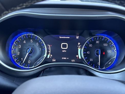 Used 2024 Chrysler Pacifica Touring-L image 27