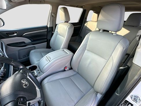 Used 2019 Toyota Highlander Limited image 22