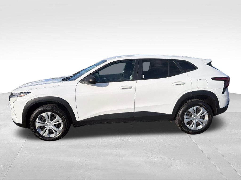 Used 2025 Chevrolet Trax LS FWD image 2