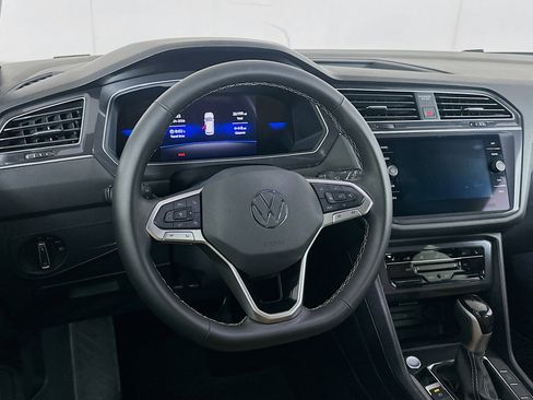 Used 2024 Volkswagen Tiguan SE w/ Panoramic Sunroof Package FWD image 27