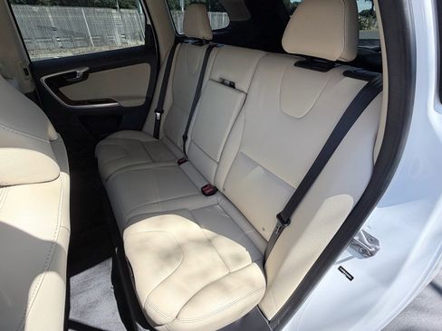 Used 2016 Volvo XC60 T6 w/ Proximity Package AWD/4WD image 9