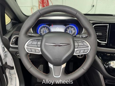 Used 2025 Chrysler Pacifica Pinnacle w/ Trailer Tow Group AWD/4WD image 15