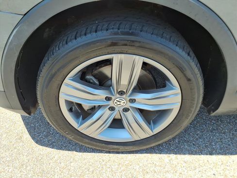 Used 2021 Volkswagen Tiguan SEL FWD image 9