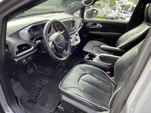 Used 2020 Chrysler Pacifica Limited w/ Advanced Safetytec Group FWD image 11