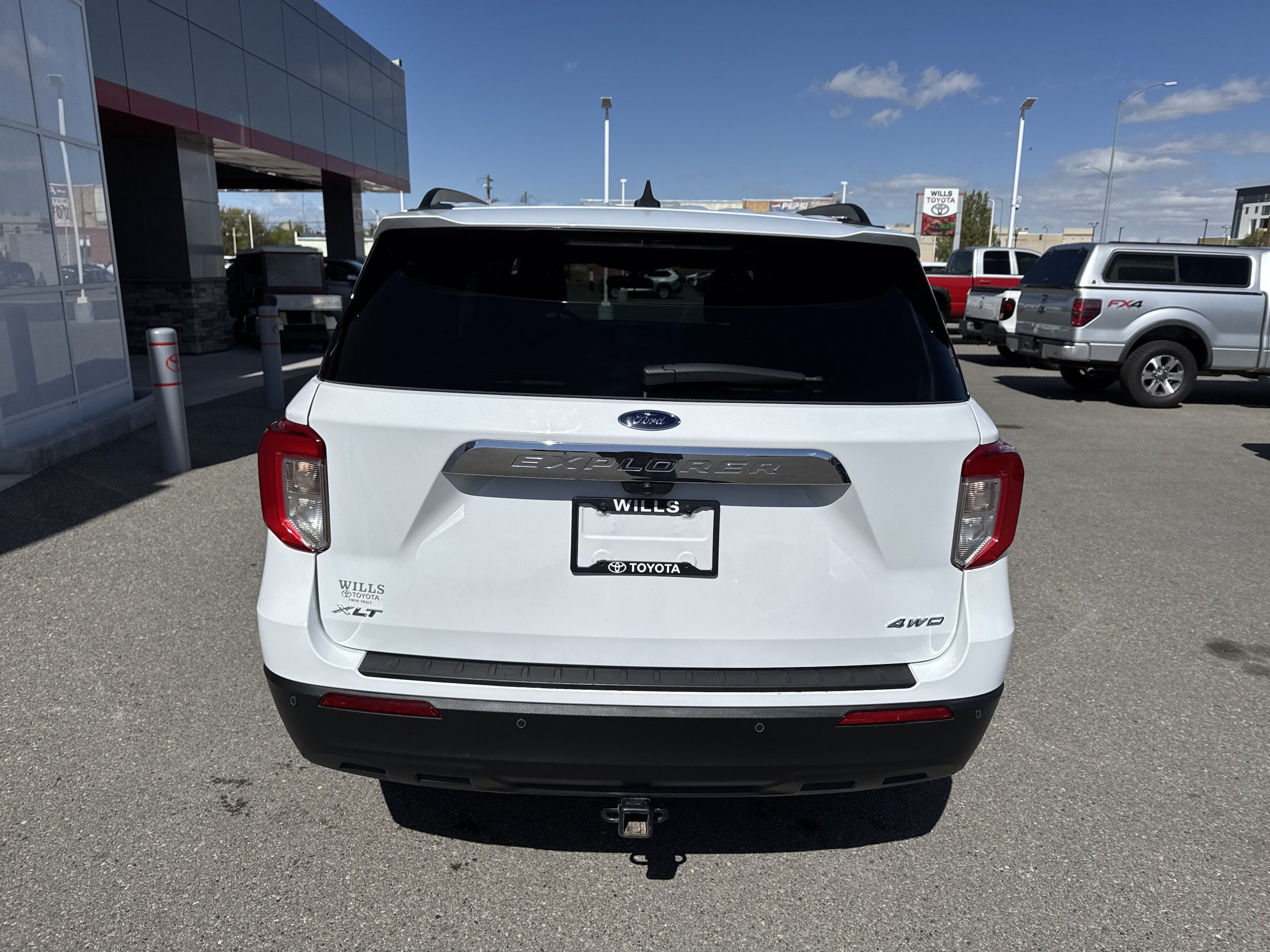 Used 2023 Ford Explorer XLT AWD/4WD image 7