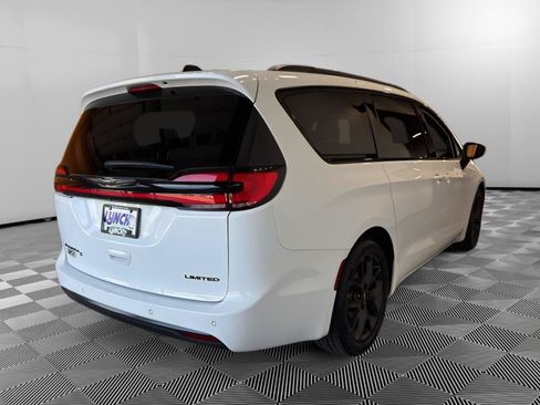 Used 2025 Chrysler Pacifica Limited FWD image 5