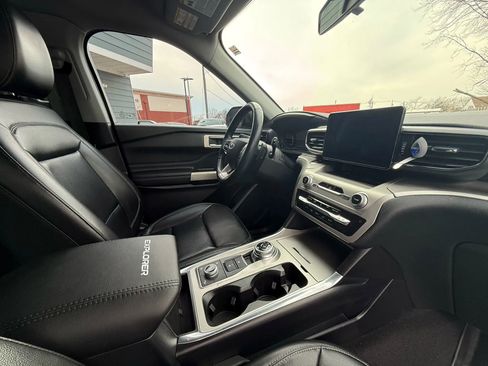 Used 2021 Ford Explorer XLT w/ Equipment Group 202A image 33