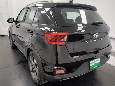 Used 2022 Hyundai Venue SEL FWD image 5