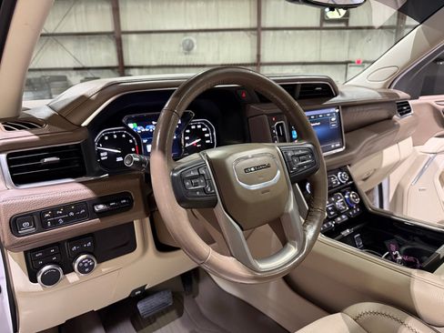 Used 2021 GMC Yukon XL Denali w/ Denali Premium Package image 16